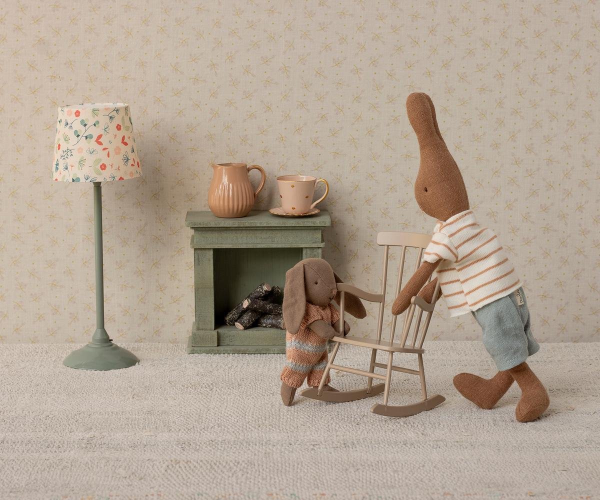 Maileg Hase Größe 1 Schokobraun mit gestreifter Bluse und Shorts – Bild 4