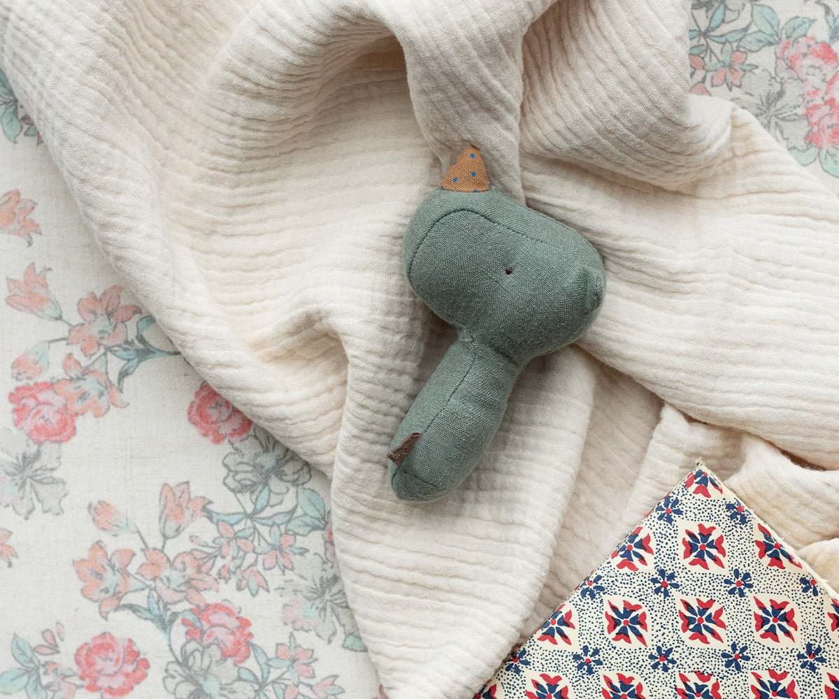 Maileg Lullaby Friends Rassel Nashorn Pine – Bild 2