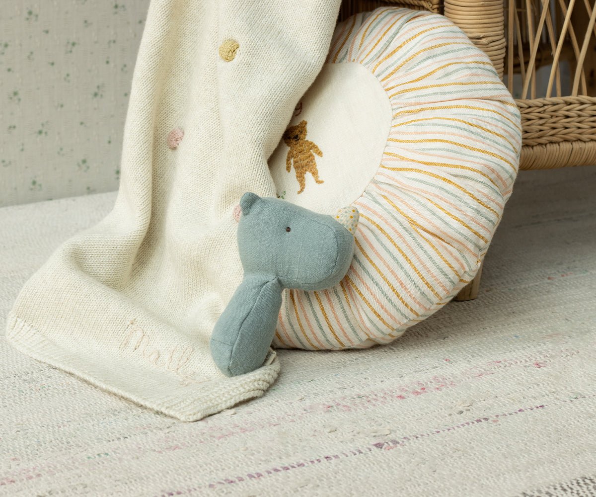 Maileg Lullaby Friends Rassel Nashorn Staubgrün – Bild 2