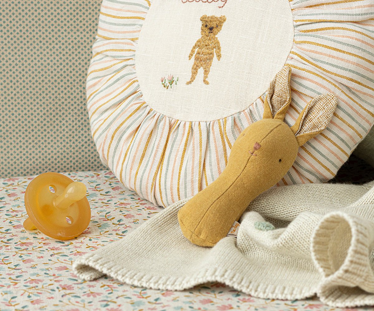 Maileg Lullaby Friends Rassel Hase Dusty Yellow – Bild 2