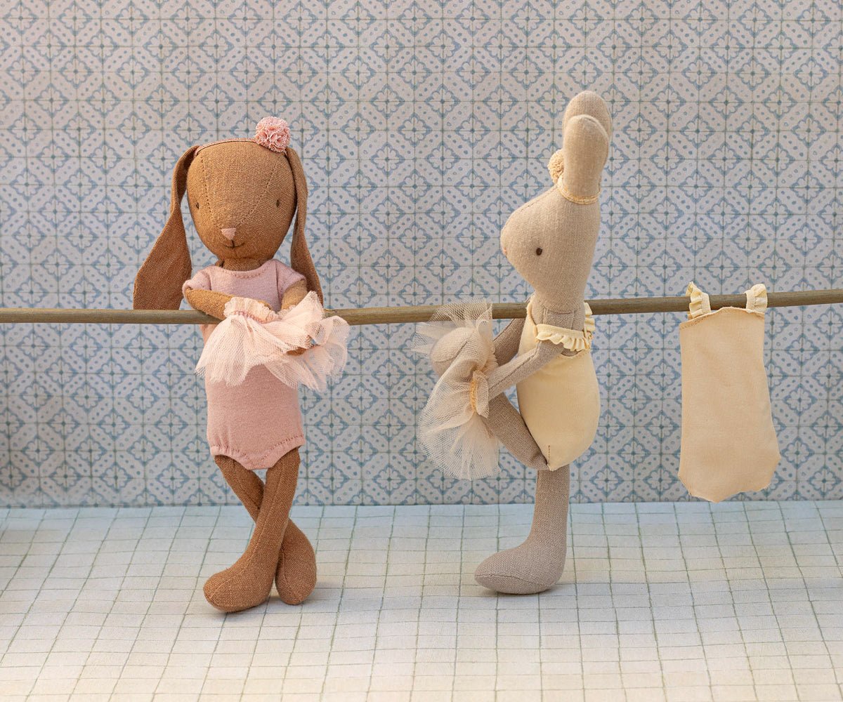 Maileg Hase Größe 1 Schokobraun im Ballettanzug Rosa – Bild 4