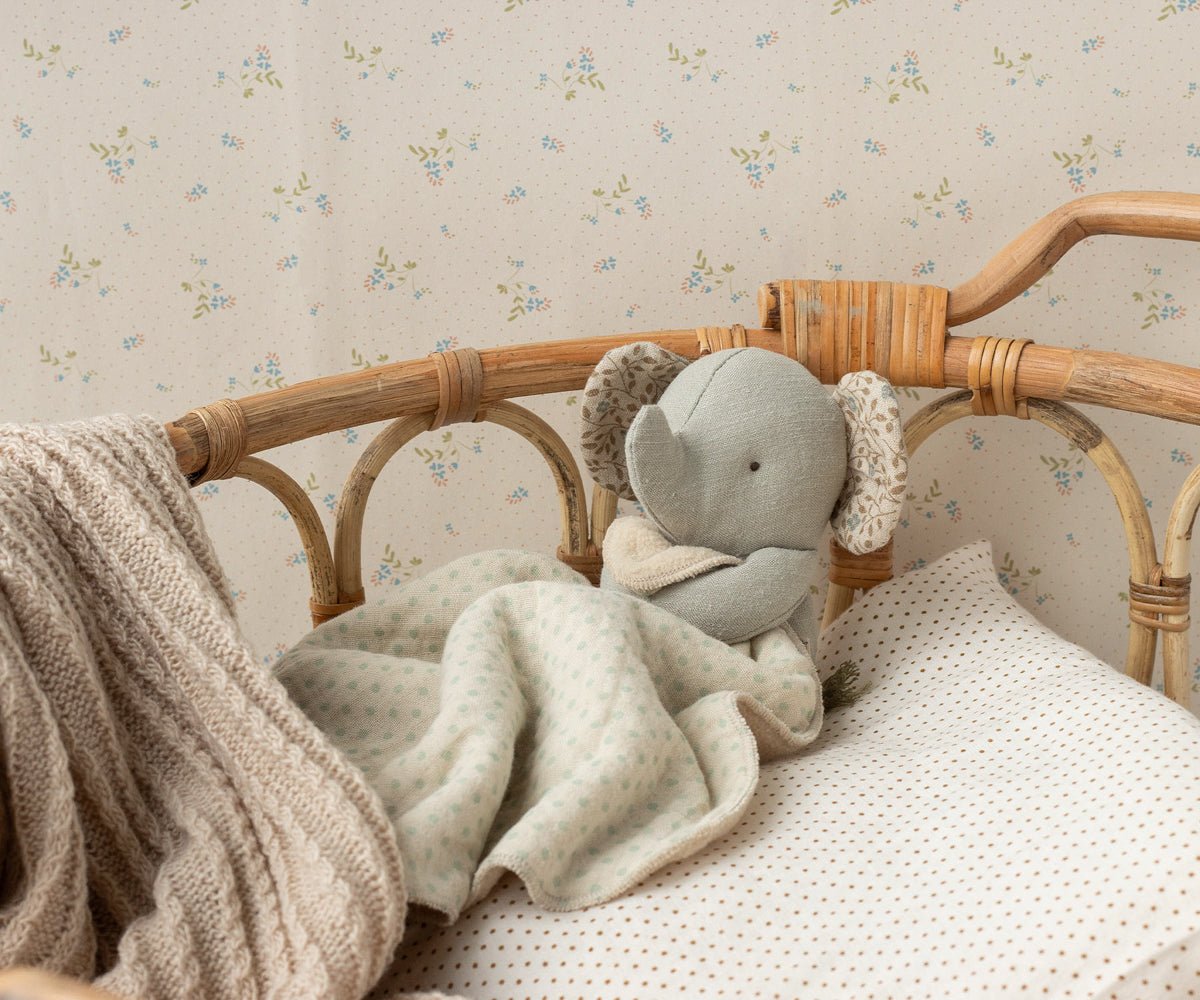 Maileg Lullaby Friends Elefant Mini mit Schmusetuch Eisengrau – Bild 2