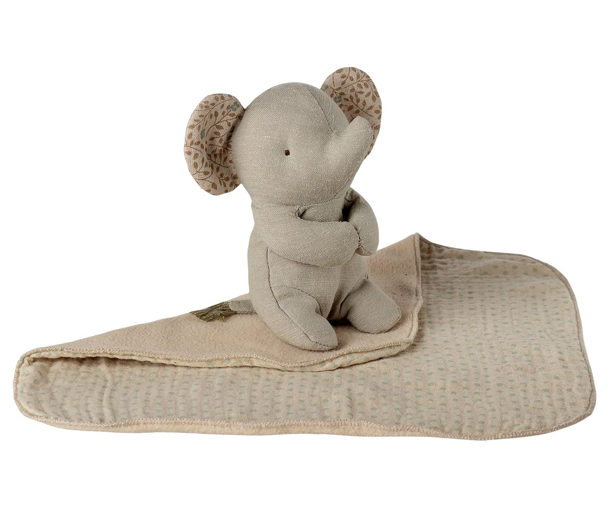 Maileg Lullaby Friends Elefant Mini mit Schmusetuch Eisengrau – Bild 3