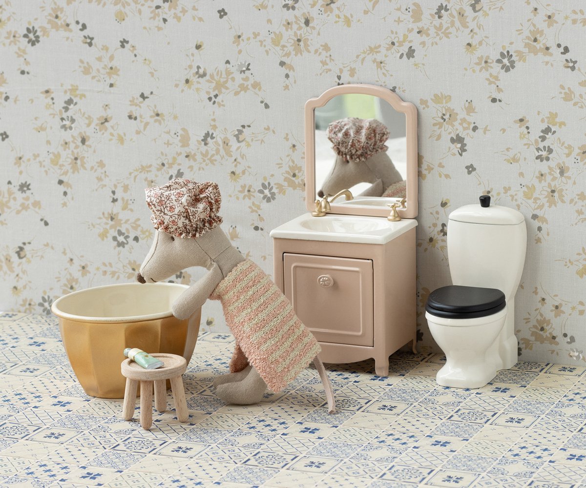Maileg Wellness-Maus Große Schwester mit goldener Badewanne – Bild 2